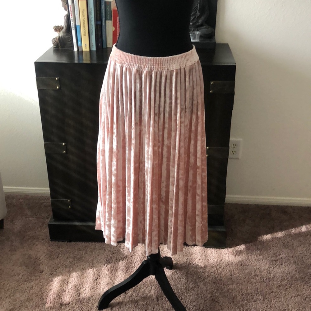 Crushed Blush Velvet Pleated Skirt. Small